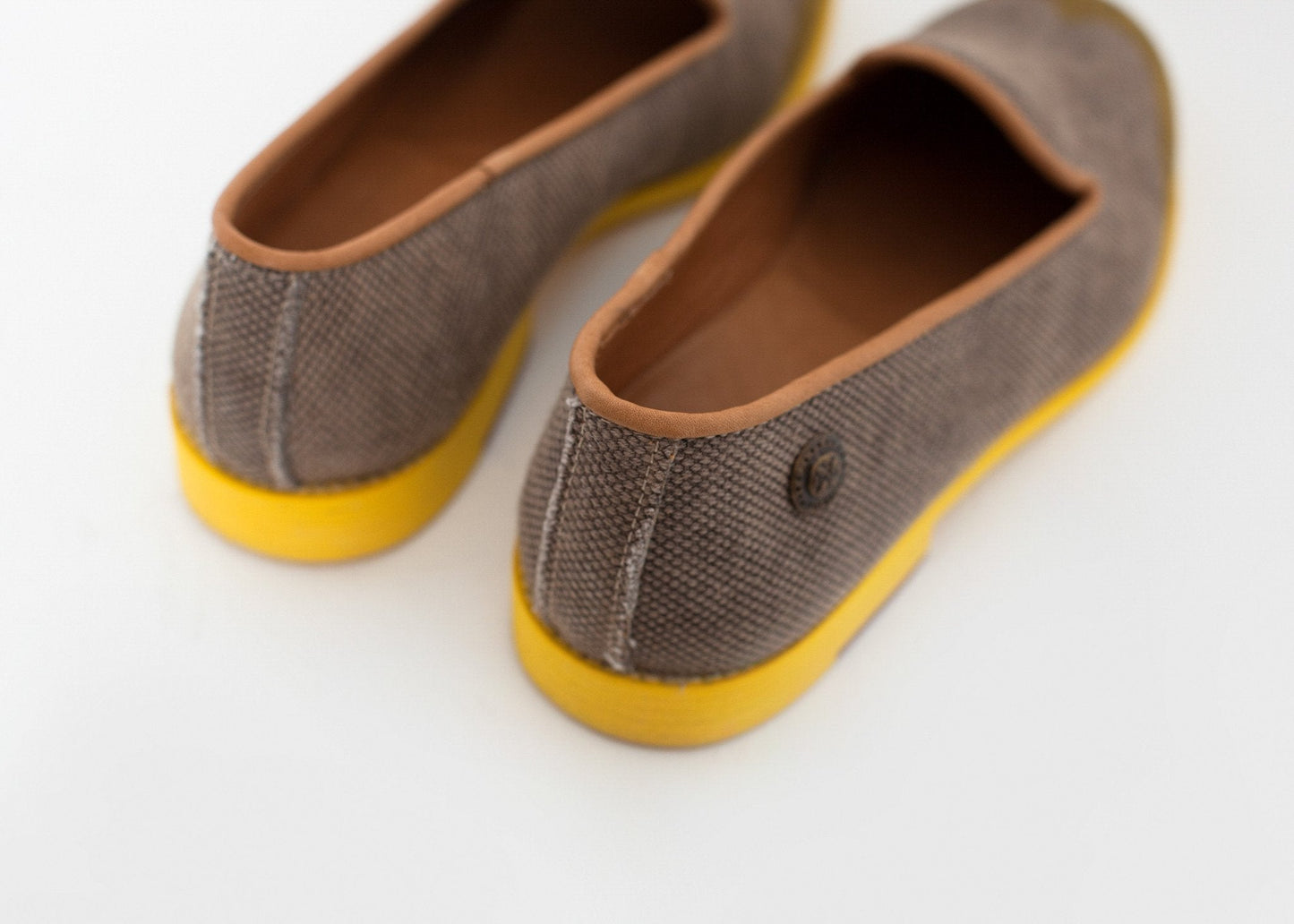 Giày lười Wingtip màu vàng