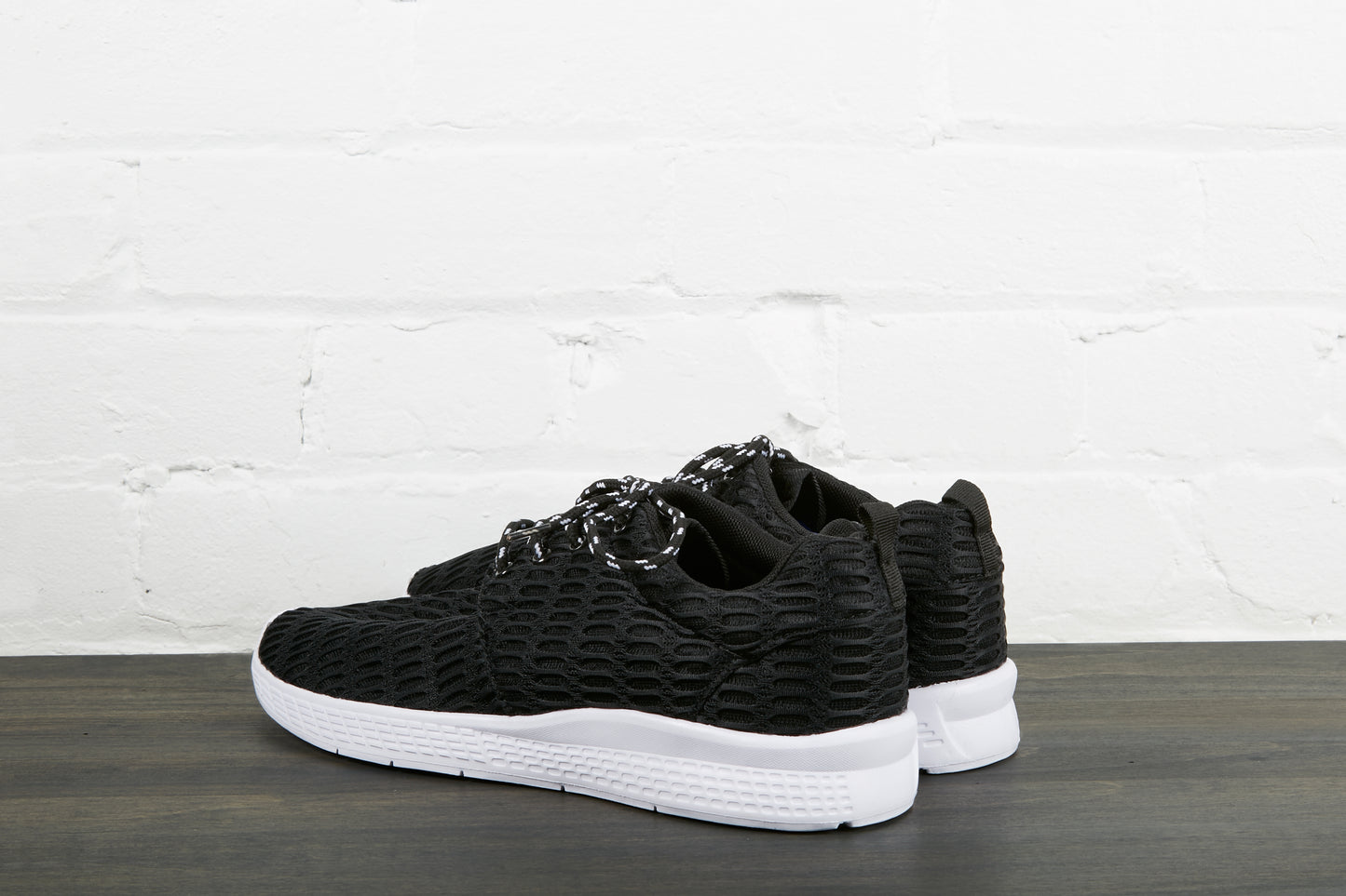 Giày Sneaker Đen Đế Trắng
