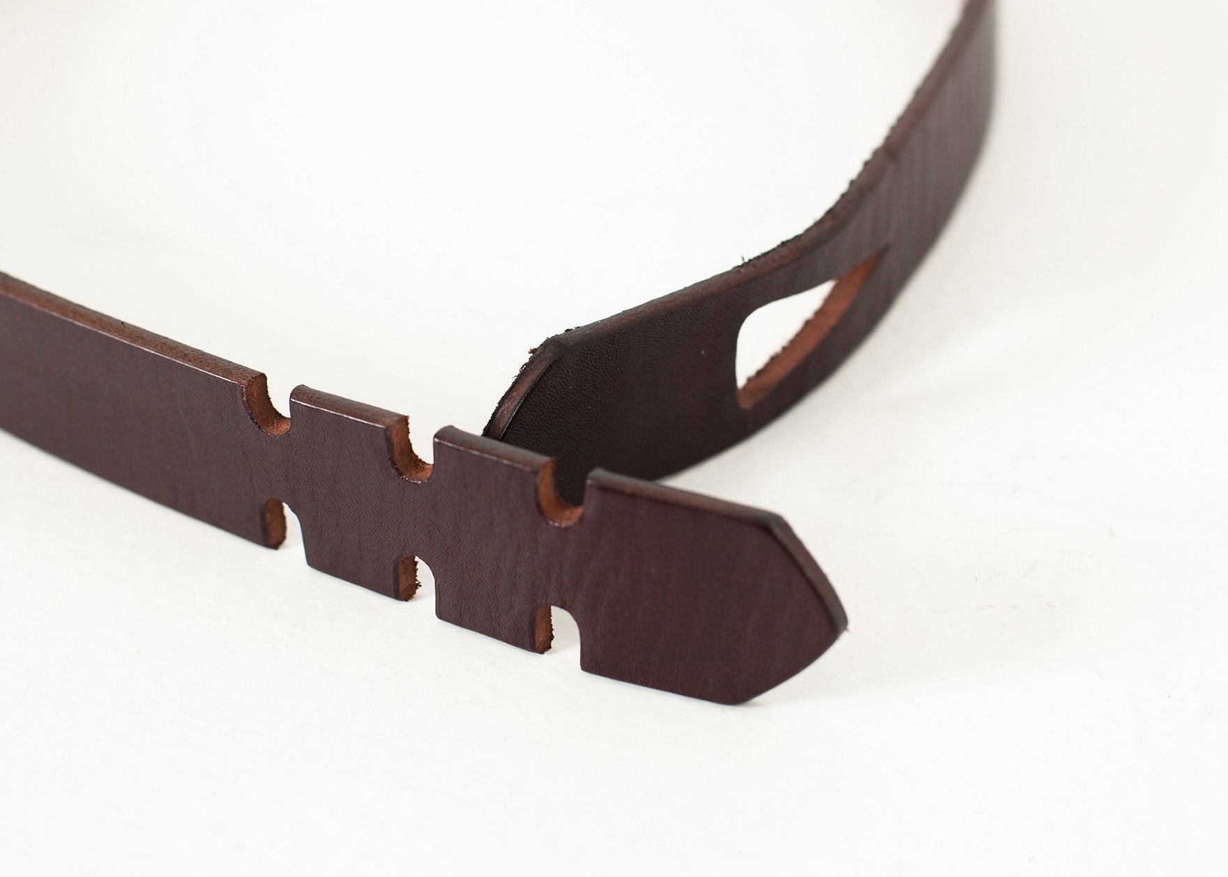 Buckle-less Belt in Brown - formtest11