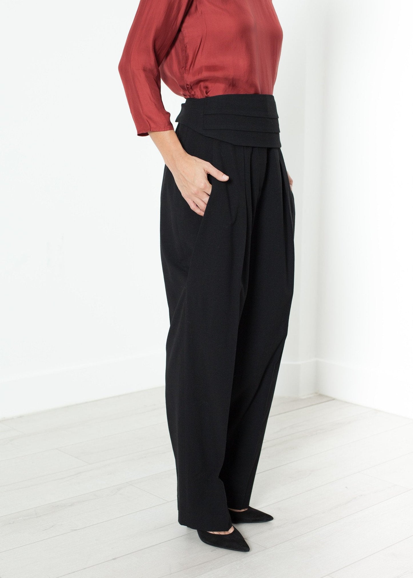 Pleated Waistband Trouser in Black - formtest11