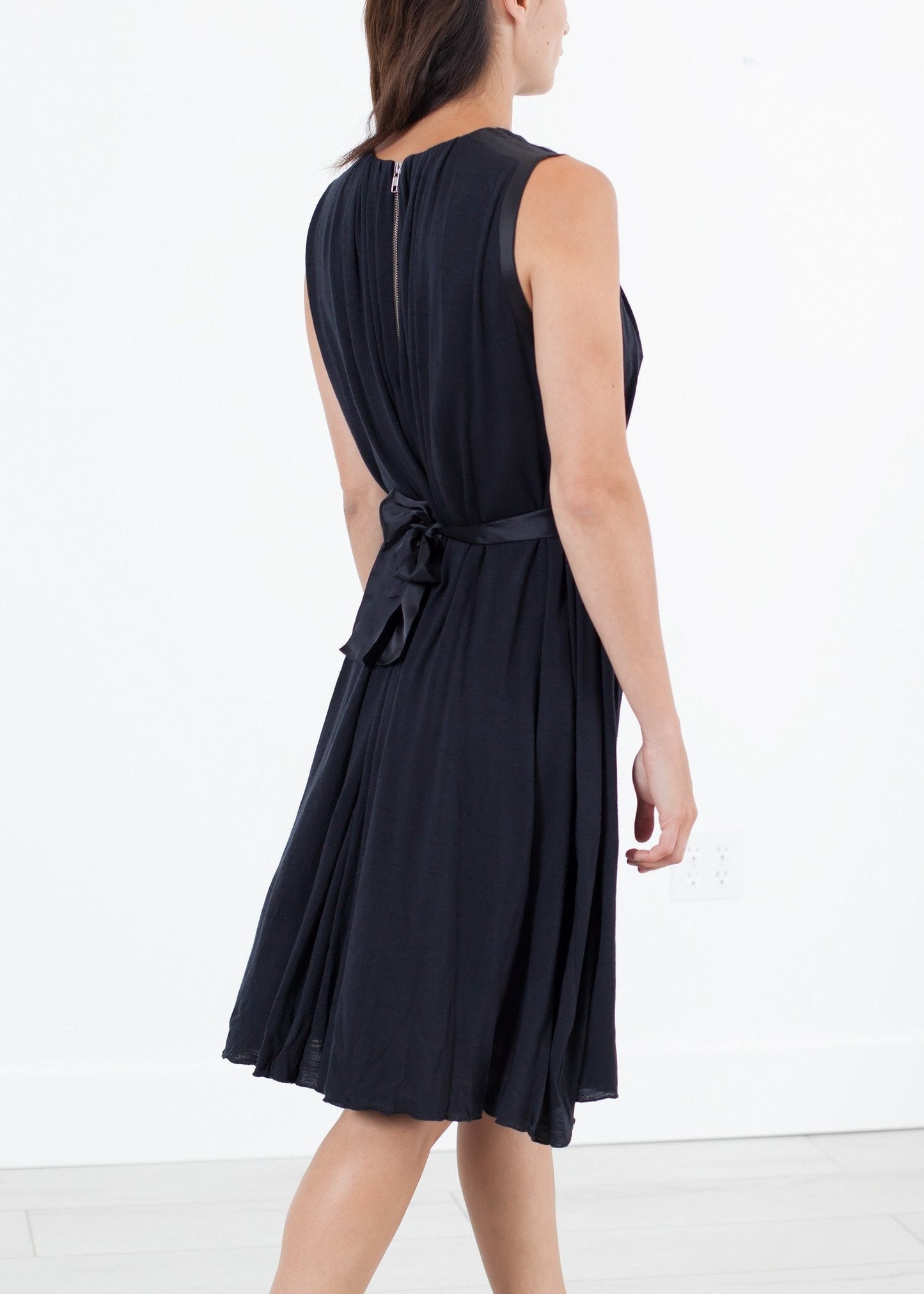 Sleeveless Pleated Dress in Navy - formtest11