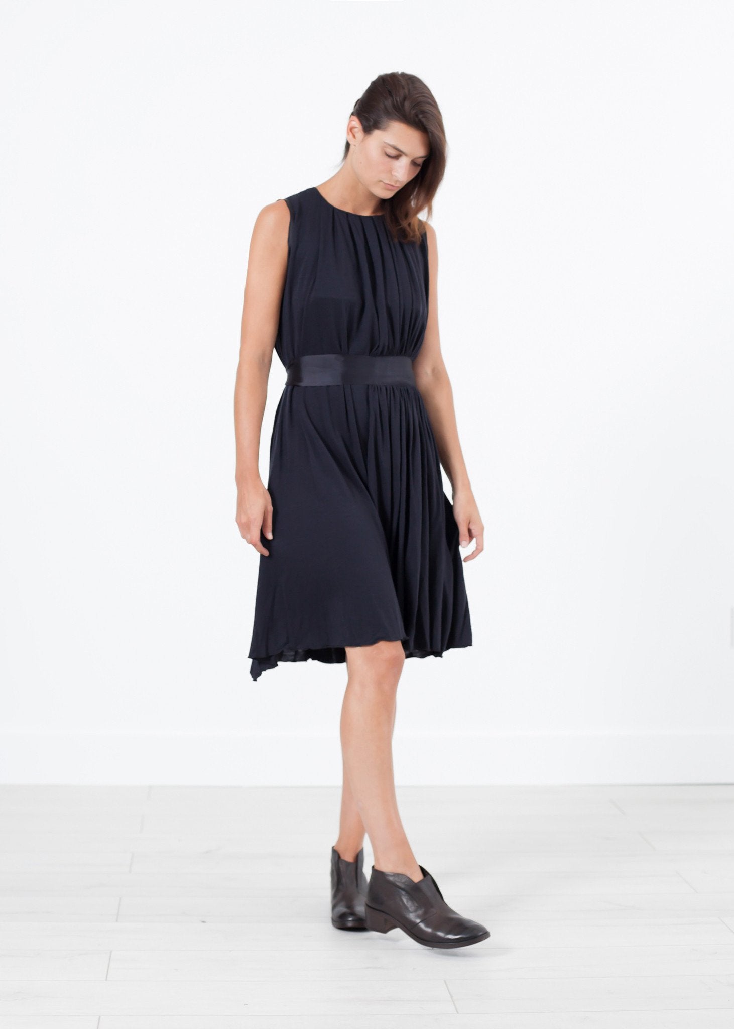 Sleeveless Pleated Dress in Navy - formtest11